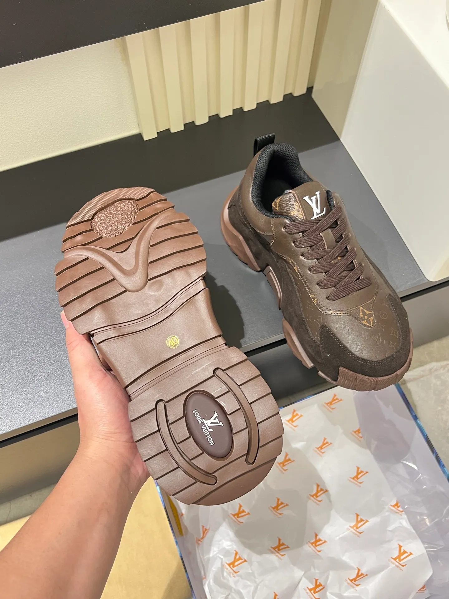 p600 "LOUI* VUITTO*" popular men's casual shoes, genuine development in Italy 💯Purchasing level quality ✔️The upper is made of first-layer cowhide, comfortable and soft sheepskin feet ⚡️ Fashionable and versatile, the toe last shape is firm and full, the soles are made from original LV molds and can be freely entered and exited the counter. Light and comfortable on the feet~Purely handmade, details determine quality! Size:39-44!